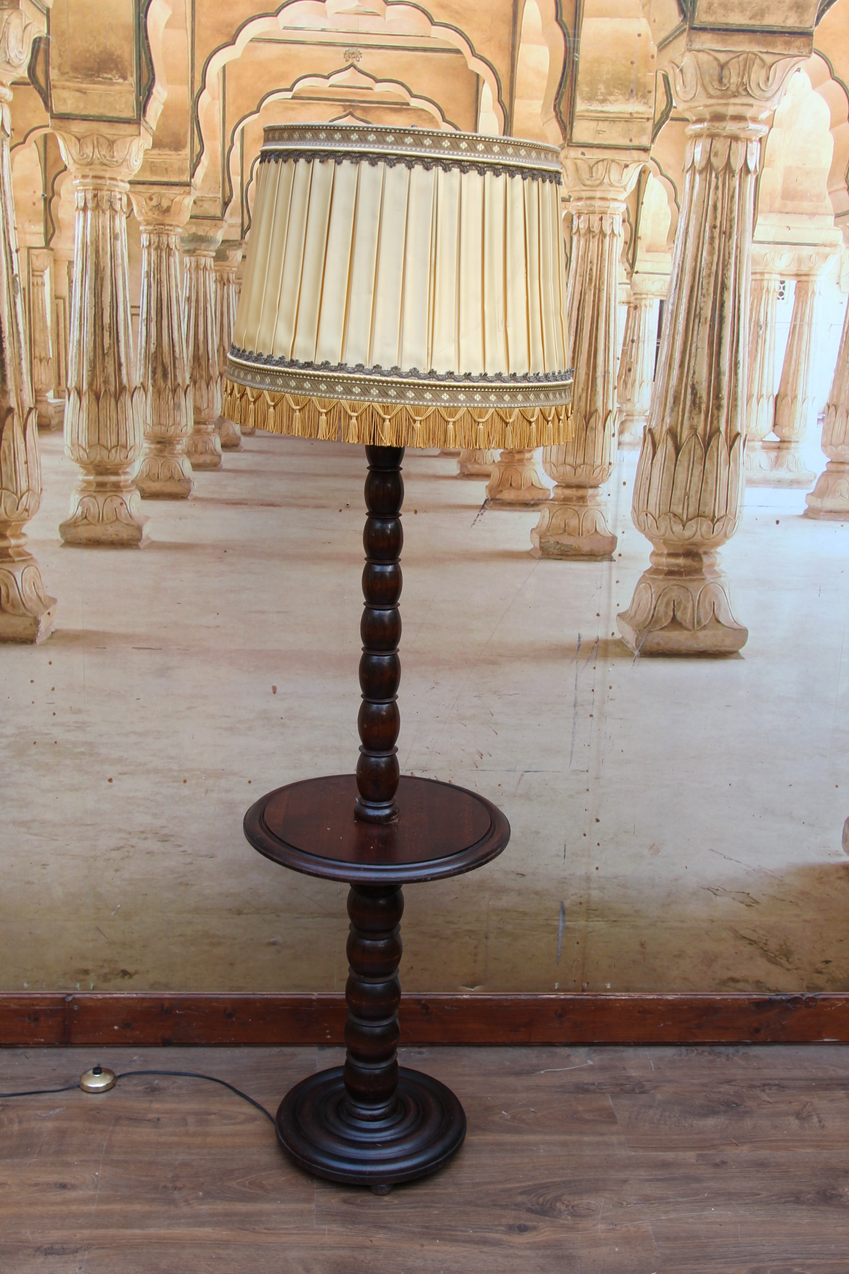 Stehlampe - Lesetisch - Tisch